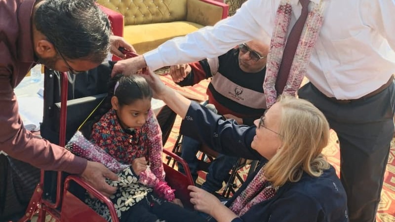 Miembros de La Iglesia de Jesucristo de los Santos de los Últimos Días trabajan con representantes de la Sociedad para Personas Especiales en Punjab, Pakistán, para proporcionar sillas de ruedas personalizadas para personas con discapacidades en febrero de 2026.