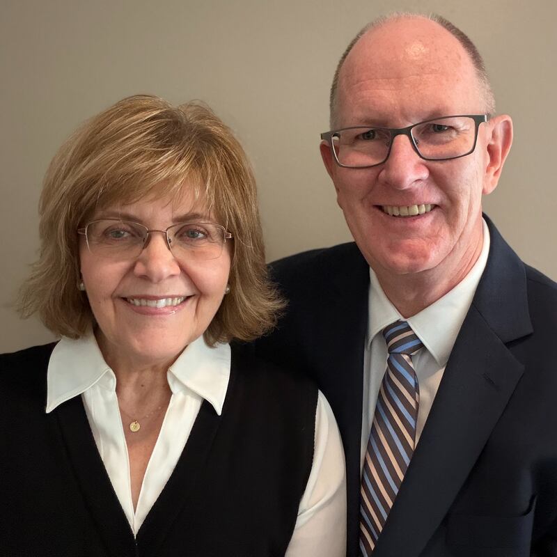 David Jensen y Fara Jensen, quienes servirán como presidente y directora de las obreras del Templo de Detroit, Míchigan, a partir de julio de 2026.