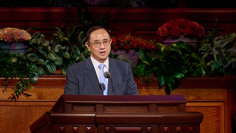 El élder Yoon Hwan Choi, Setenta Autoridad General, habla durante la sesión del sábado por la tarde de la Conferencia General Semestral N° 193 de La Iglesia de Jesucristo de los Santos de los Últimos Días el 30 de septiembre de 2023.