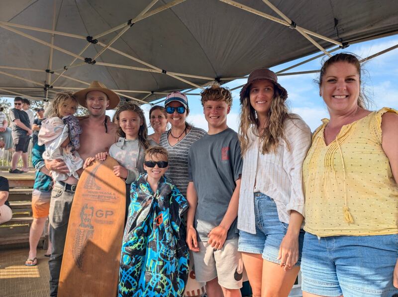 La familia Arvidson de Cairns, Australia, recibe el Premio Conmemorativo Greg Perritt de manos de los descendientes de Greg Perritt durante el Coffs Soul Surfest 2025 en Coffs Harbour, Australia, septiembre de 2025.