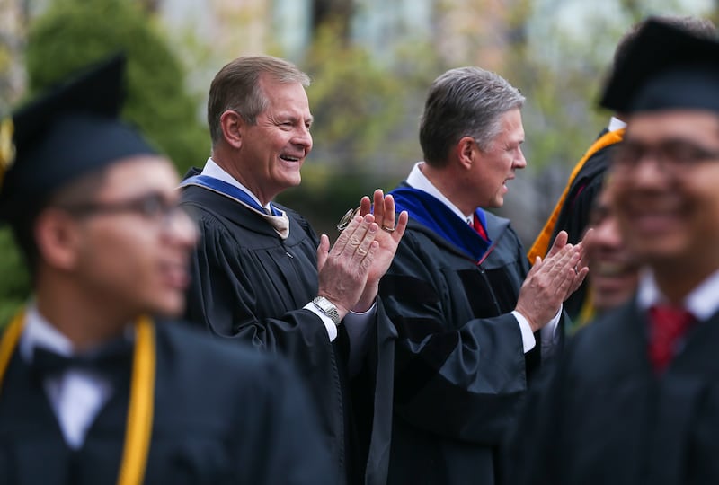 El élder Stevenson, del Cuórum de los Doce Apóstoles, saluda a los estudiantes que llegan para la ceremonia de graduación del LDS Business College en el Tabernáculo de la Manzana del Templo, en Salt Lake City, el viernes 12 de abril de 2019.