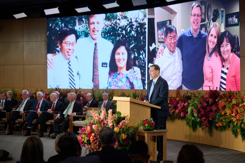 El élder Clark G. Gilbert, del Cuórum de los Doce Apóstoles, habla en el Seminario para Nuevos Líderes de Misión 2026 en el Centro de Capacitación Misional de Provo en Provo, Utah, el 19 de junio de 2026.