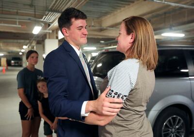 El élder Preston Bennett abraza a su madre, Kimberly Bennett, mientras su familia lo deja en el Centro de Capacitación Misional de Provo, en Provo, el miércoles, 23 de junio de 2021.