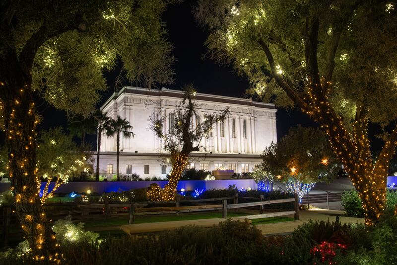 Las luces de Navidad se muestran en los terrenos del Templo de Mesa, Arizona, el 5 de diciembre de 2025.