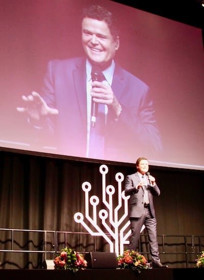 Donny Osmond entretiene a la multitud del auditorio London ExCel durante el evento RootsTech Londres, el sábado 26 de octubre de 2019.