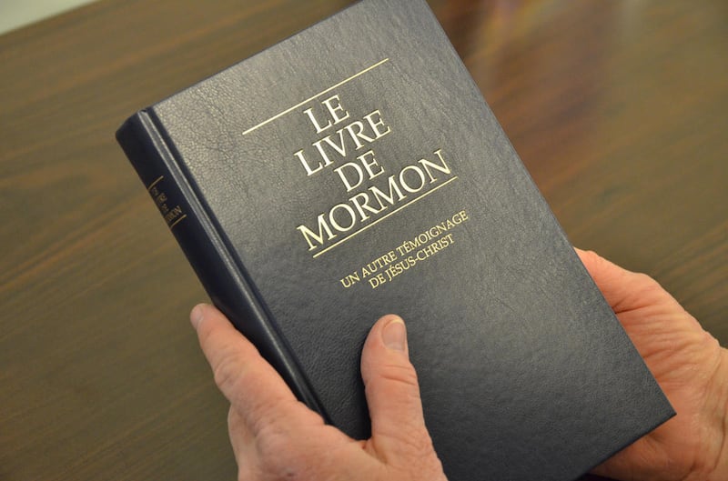 Portada de una edición más reciente del Libro de Mormón en francés.