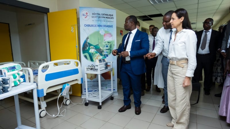 Líderes de la Iglesia y funcionarios del hospital recorren el Hospital Católico St. Giuseppe Moscati en Yamoussoukro, Costa de Marfil, el 11 de marzo de 2026.