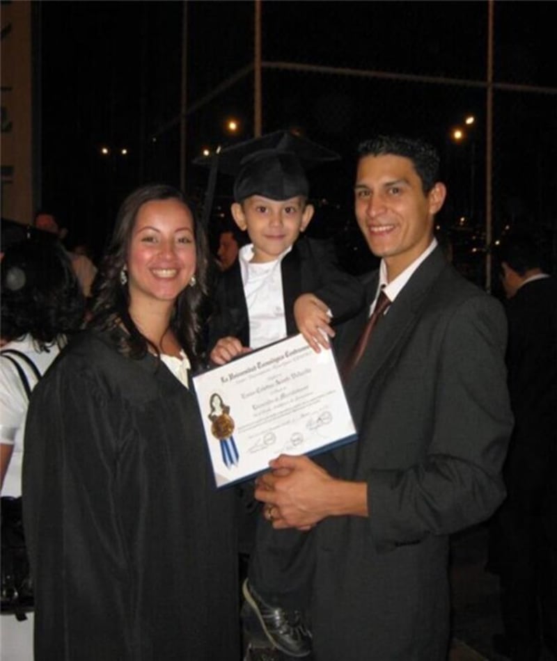 Héctor David y Emma Hernández posan con su pequeño hijo Óscar David, quien sostiene el diploma de Emma de la Universidad Tecnológica Centroamericana en Tegucigalpa, Honduras, en marzo de 2011.