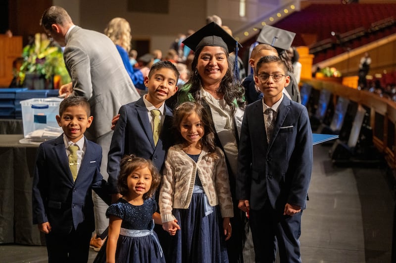 Los graduados de BYU–Idaho se reúnen en el Centro BYU–I en Rexburg, Idaho, para la ceremonia de graduación celebrada el jueves 18 de diciembre de 2025.