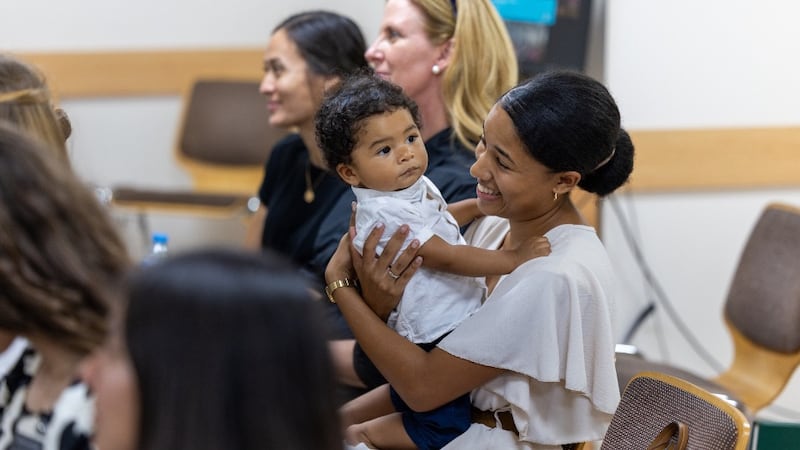 Una madre sostiene a su hijo durante una reunión devocional en Larnaca, Chipre, el 2 de septiembre de 2026.