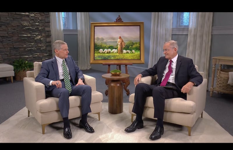 Élder David A. Bednar y Élder Patrick Kearon hablan en un video titulado "El día de reposo y la reunión sacramental", diseñado para ser visto en barrios y ramas el domingo 6 de septiembre de 2026.