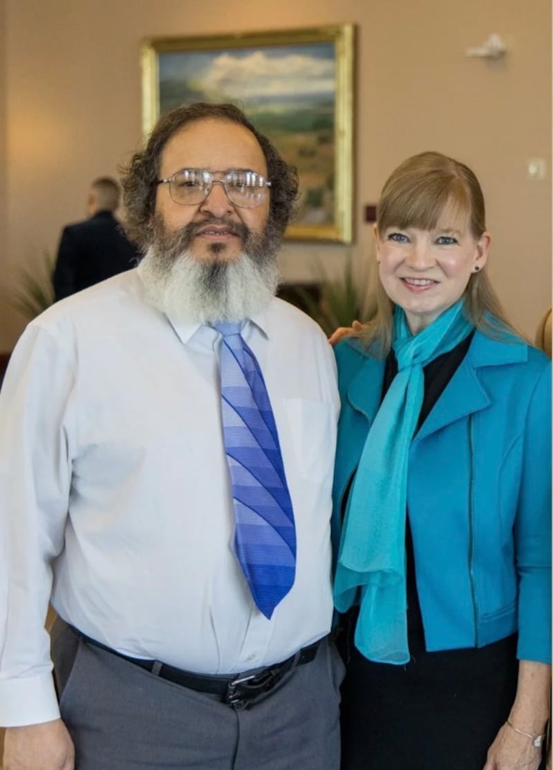 Demetrius O'Neal, izquierda, y Andrea Brett, derecha, sonríen para una foto durante la conferencia general de abril de 2025 en Salt Lake City, el 6 de abril de 2025.