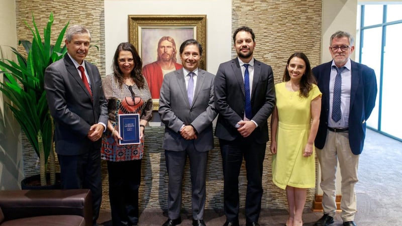 El élder Joaquín E. Costa, Setenta Autoridad General y presidente del Área Sudamérica Sur de la Iglesia, a la izquierda, se reunió con funcionarios del gobierno de Chile en Santiago, Chile, a principios de febrero de 2026.