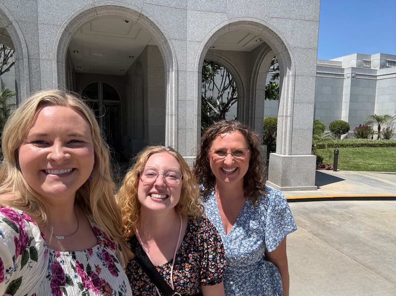 Jóvenes adultos solteros sonríen para una foto frente al Templo de Redlands, California, durante la conferencia ASL para JAS de 2025. La conferencia se llevó a cabo del 14 al 18 de agosto de 2025.