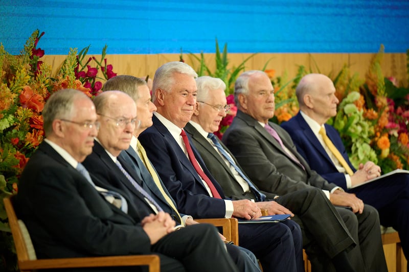 Siete miembros de la Primera Presidencia y del Cuórum de los Doce Apóstoles se reúnen en el Centro de Capacitación Misional de Provo en Provo, Utah, para el Seminario para Nuevos Líderes de Misión 2026 el jueves 18 de junio de 2026.