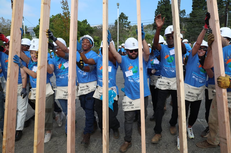 Los voluntarios en un evento de Habitat for Humanity trabajan para reconstruir casas destruidas durante el incendio Palisades durante un evento de cuatro días en septiembre de 2026 en Los Ángeles, California.