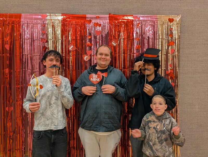 Los participantes del programa de actividades para personas con discapacidades se toman fotografías del Día de San Valentín durante un evento en Las Vegas, Nevada, en febrero de 2026.