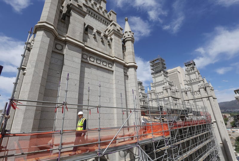 El presidente Russell M. Nelson inspeccionando el progreso de la renovación del Templo de Salt Lake.
