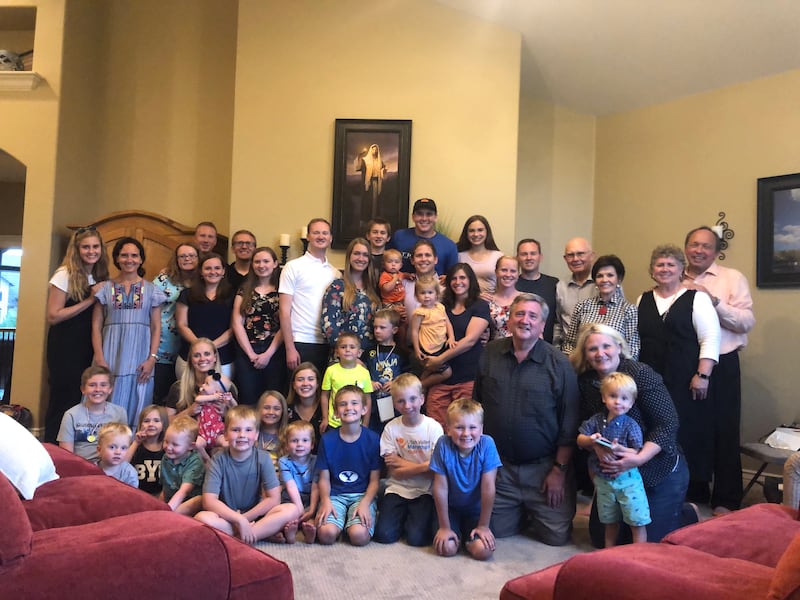 El presidente Dallin H. Oaks y su esposa, la hermana Kristen Oaks, se reúnen con miembros de la familia para una cena.