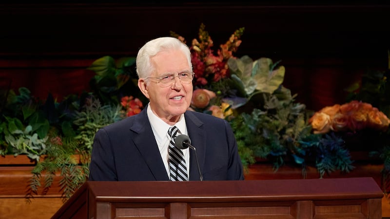 El Presidente D. Todd Christofferson, segundo consejero en la Primera Presidencia, habla durante la sesión del sábado por la mañana de la Conferencia General Anual N.º 196 de La Iglesia de Jesucristo de los Santos de los Últimos Días en el Centro de Conferencias en Salt Lake City el 3 de octubre de 2026.