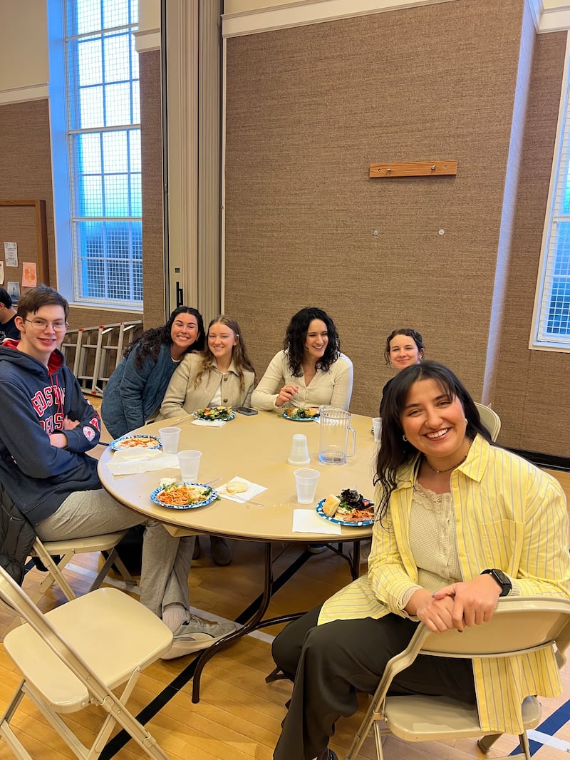 Jóvenes adultos solteros y estudiantes universitarios del área metropolitana de Boston, Massachusetts, cenan en el edificio del Instituto de Religión de Cambridge, Massachusetts, el miércoles 25 de marzo de 2026.