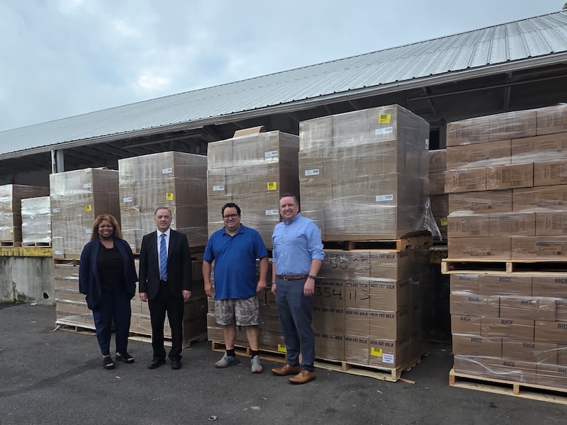 Líderes de operaciones de La Iglesia de Jesucristo de los Santos de los Últimos Días y Rise Pantry se reúnen en Hightstown, Nueva Jersey, después de una donación de alimentos de la Iglesia el 25 de agosto de 2025. De izquierda a derecha: Wynante Sewell, directora de comunicaciones de la Estaca East Brunswick Nueva Jersey; Presidente Dirk Lindeman, presidente de la Estaca East Brunswick Nueva Jersey; Juan Cobos, coordinador de operaciones de Rise Pantry; Christopher George, gerente de Servicios de Bienestar y Autosuficiencia.