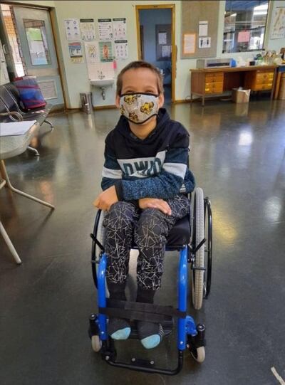 Tyler-Marc, de ocho años de edad, de Sudáfrica, tiene una forma de parálisis cerebral. Pero la silla de ruedas que estaba usando no le quedaba bien. Los voluntarios en Sudáfrica de Latter-day Saint Charities pudieron ayudarle a conseguir una silla de ruedas nueva que se ajustara y fuera apropiada para sus necesidades. Aparece aquí en el otoño de 2021.