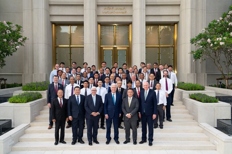 El élder Dieter F. Uchtdorf posa para una fotografía con líderes locales del sacerdocio de la Iglesia después de una reunión de liderazgo.