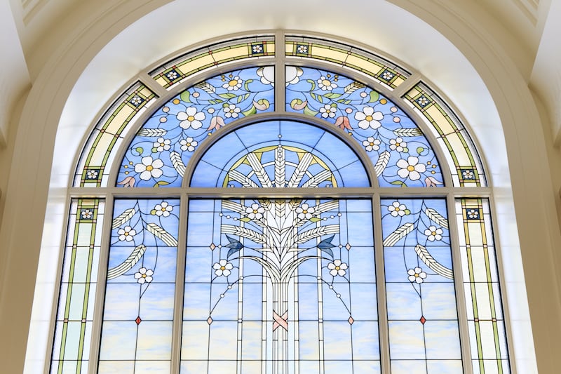 Una ventana de vidrio artístico dentro del Templo de Ephraim, Utah.