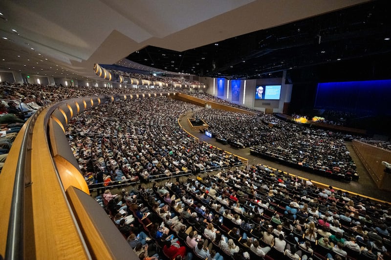 Estudiantes de BYU–Idaho se reúnen en el I–Center en Rexburg, Idaho, para escuchar las palabras del élder James O. Fantone, Setenta Autoridad General, el martes 22 de septiembre de 2026.