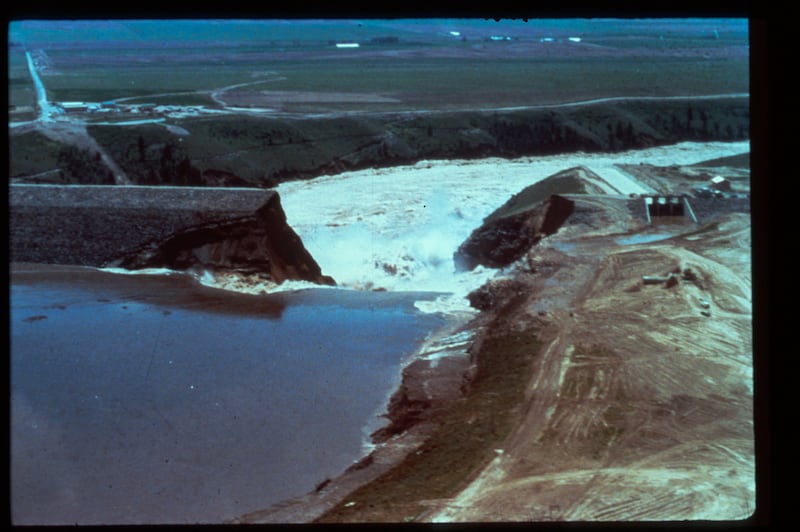 El agua fluye desde una ruptura en la Presa Teton el sábado, 5 de junio de 1976.