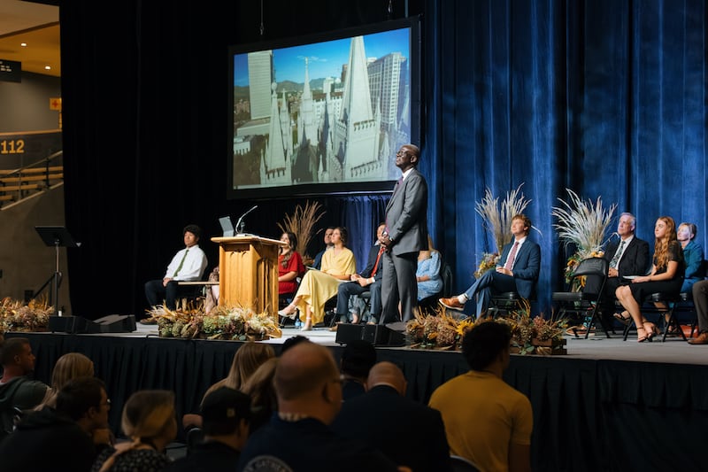 El élder Peter M. Johnson, Setenta Autoridad General, habla durante un devocional conmemorativo de "100 años de instituto" realizado en el ICCU Arena en el campus de la Universidad de Idaho en Moscú, Idaho, el sábado 26 de septiembre de 2026.