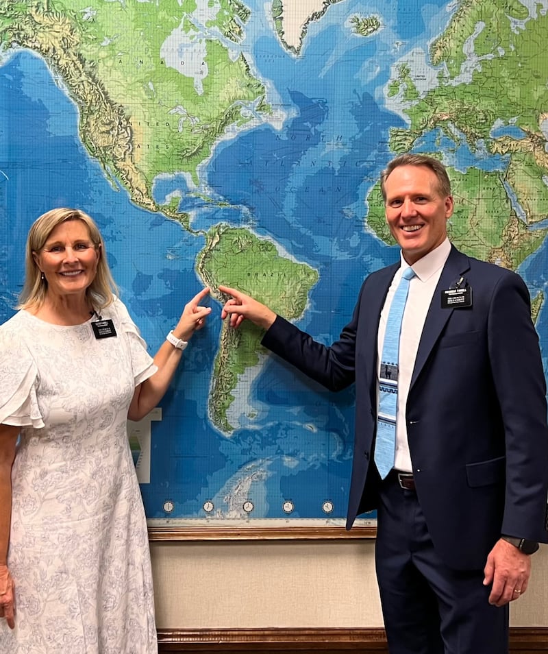 Elizabeth y Alan Farrell señalan la Misión Perú Huancayo durante el Seminario para Nuevos Líderes de Misión en Provo, Utah, el 18 de junio de 2025.