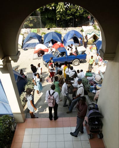 Los Santos de los Últimos Días salen del barrio Petionville después de las reuniones de la Iglesia en Puerto Príncipe, Haití, el 24 de enero de 2010. Muchos residían en los terrenos porque no tenían hogares debido al terremoto.