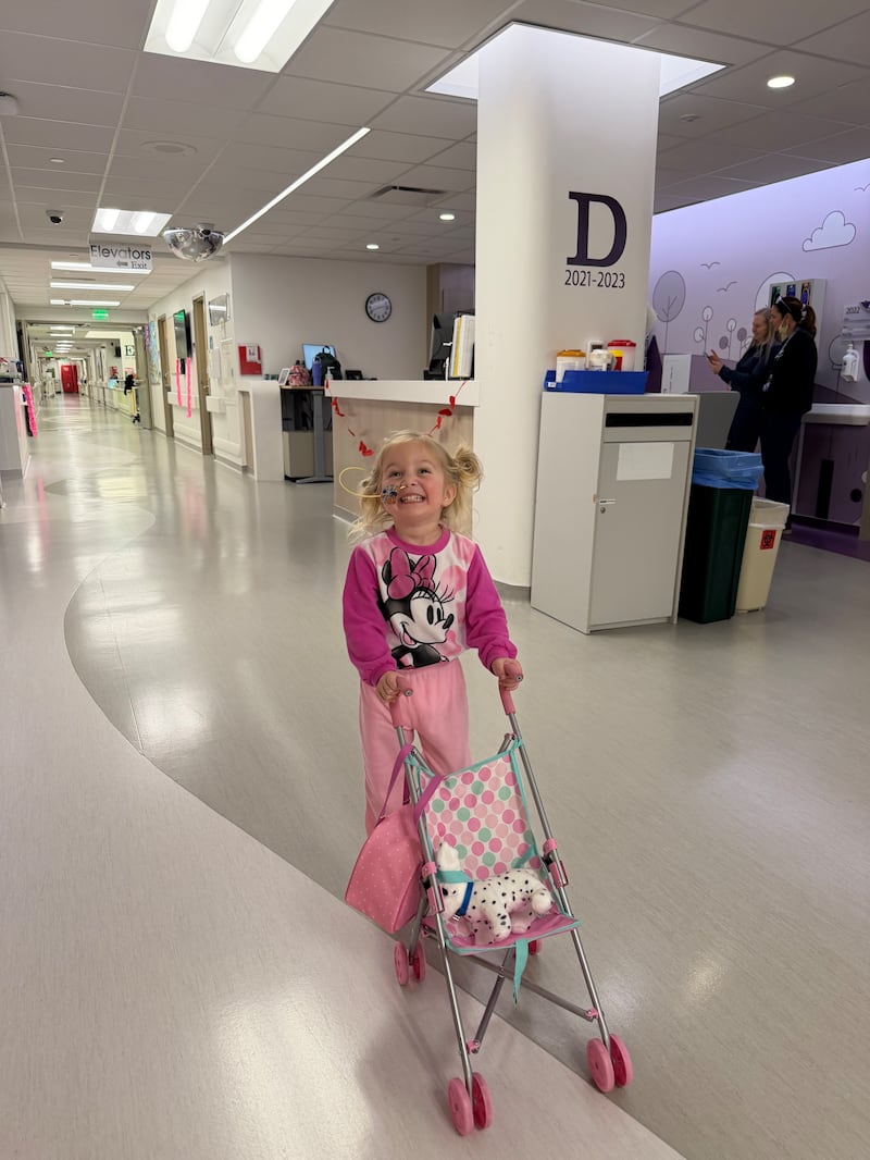 Estelle Santiago, entonces de 3 años, juega en Primary Children's Hospital durante su recuperación de una enfermedad grave que contrajo en Uruguay en enero de 2026.