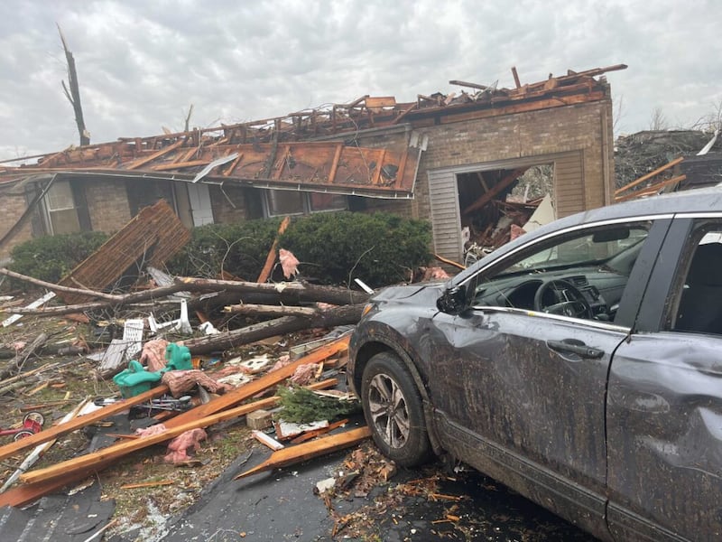 La casa de una familia en el Barrio Bowling Green Kentucky 1 después de que los tornados atravesaron el área la noche del 10 al 11 de diciembre de 2021. La pareja se protegió de la tormenta en su bañera y la sobrevivió.