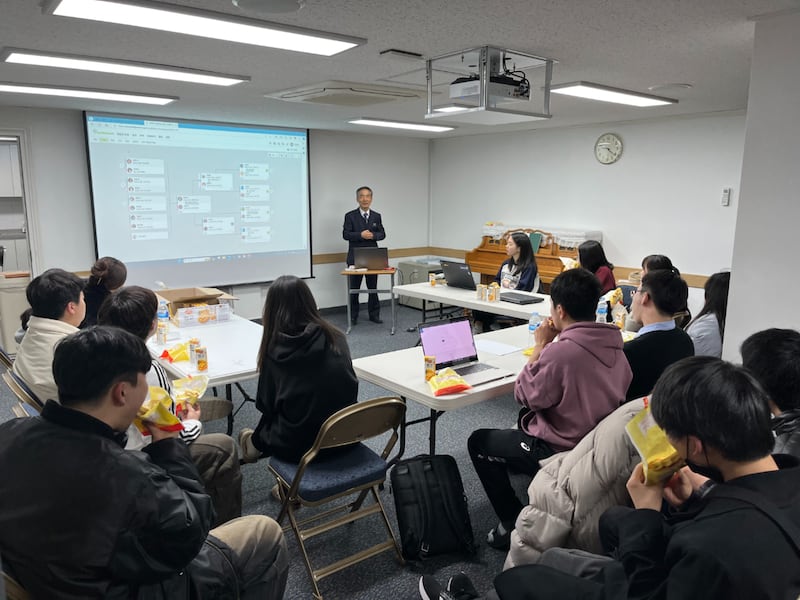 Un misionero mayor en Corea enseña una clase de historia familiar.