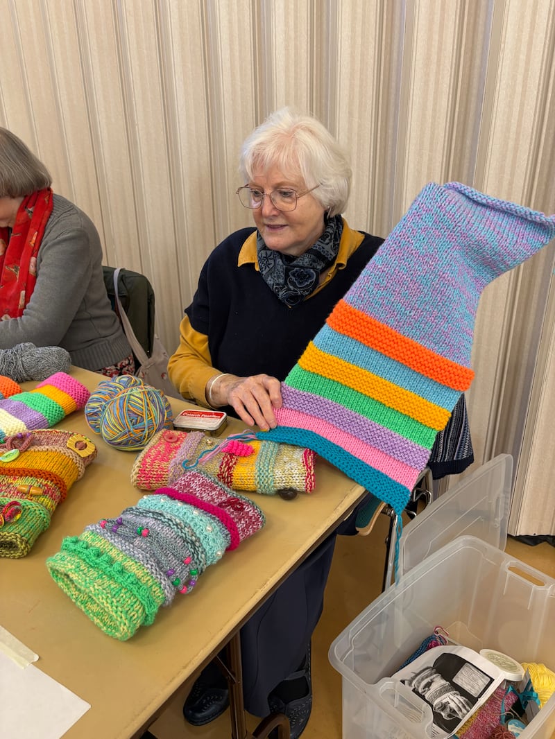 Las hermanas de la Sociedad de Socorro del barrio Ramsay elaboran "fiddlemuffs" para pacientes con demencia en las unidades geriátricas del Hospital Addenbrookes durante un día de servicio en Northampton, Inglaterra, el 14 de marzo de 2026.
