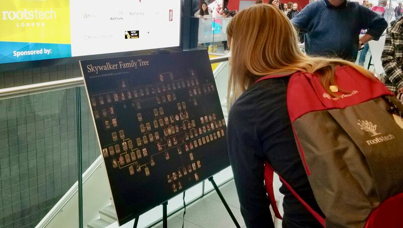 Un asistente al evento RootsTech Londres observa un cuadro genealógico de la familia de Luke Skywalker — un esfuerzo por obtener algo de atención y sonrisas por parte de los participantes de la Comic Con vecina en el London ExCel, el 26 de octubre de 2019.