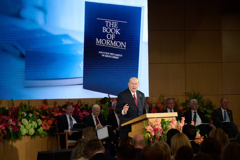 El élder Quentin L. Cook, del Cuórum de los Doce Apóstoles, habla en el Seminario para Nuevos Líderes de Misión 2026 en el Centro de Capacitación Misional de Provo en Provo, Utah, el 19 de junio de 2026.