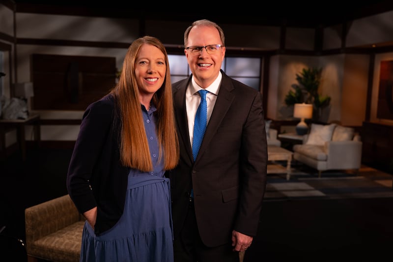 El presidente de BYU–Pathway Worldwide, Brian K. Ashton, y su esposa, la hermana Melinda Ashton, hablan durante una transmisión devocional el viernes, 8 de mayo de 2026.