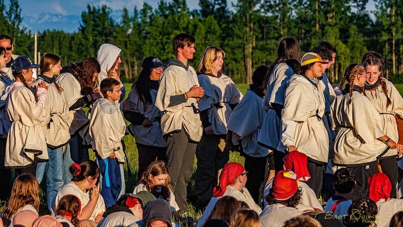 Jóvenes de la Estaca Eagle River Alaska, vestidos con ropa antigua, se paran durante las ceremonias de apertura de "Camp Hesed's", del 9 al 13 de junio de 2026.