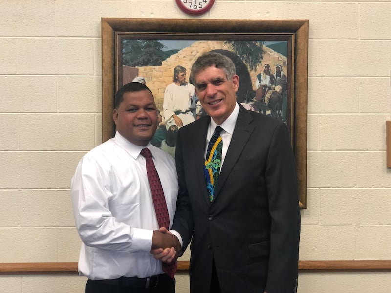 Darney Alati y Ben Beasley se dan la mano en Hendersonville, Carolina del Norte, el 25 de julio de 2021.