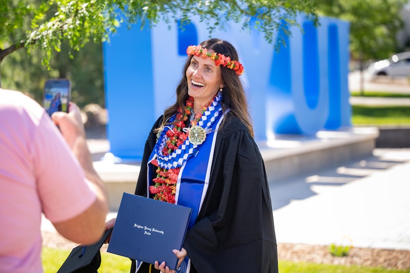 Los graduados posan para fotos fuera del Centro de BYU–I después de la ceremonia de graduación el jueves 23 de julio de 2026 en Rexburg, Idaho.
