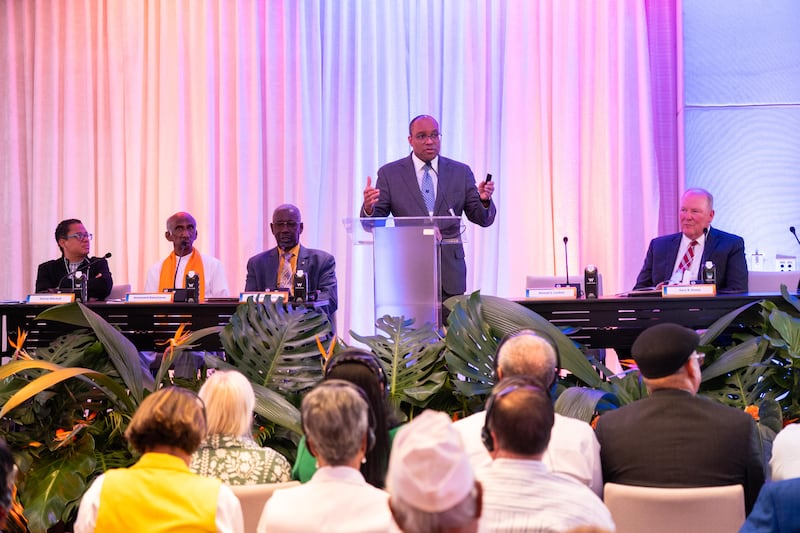 El élder Ahmad S. Corbitt, Setenta Autoridad General y miembro de la presidencia del Área del Caribe de la Iglesia, habla en el tercer Simposio del Caribe sobre la Libertad Religiosa en Punta Cana, República Dominicana.