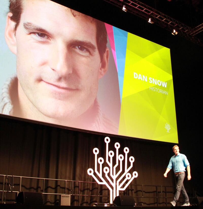 El historiador y personalidad televisiva británica Dan Snow habla durante el evento general principal de RootsTech Londres, el jueves 24 de octubre de 2019, en el auditorio London ExCel.
