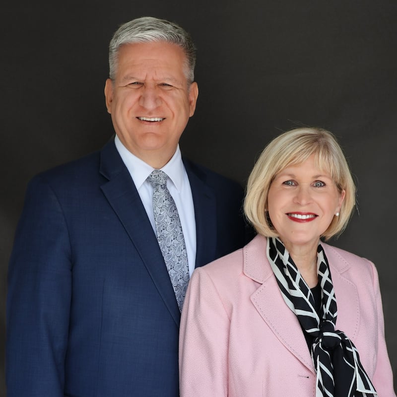David Lewis White y Cynthia Lee Hansen White, quienes servirán como presidente y directora de obreras del nuevo Templo de Modesto, California, cuando sea dedicado.