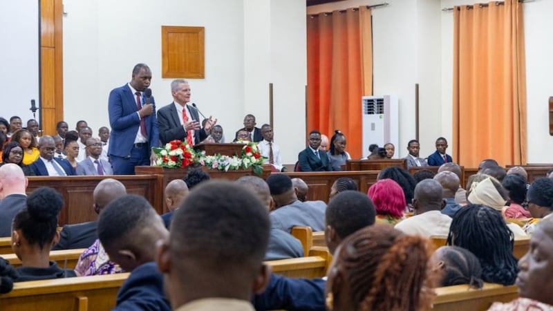 El élder David A. Bednar habla desde el púlpito durante una conferencia especial de estaca de la Estaca Kimbaneseke de Kinshasa, República Democrática del Congo, el domingo 15 de marzo de 2026.