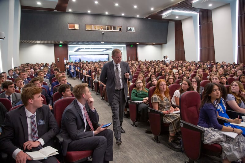 El élder Gary E. Stevenson, del Cuórum de los Doce Apóstoles, camina por el pasillo mientras habla a más de 700 misioneros en el Centro de Capacitación Misional.