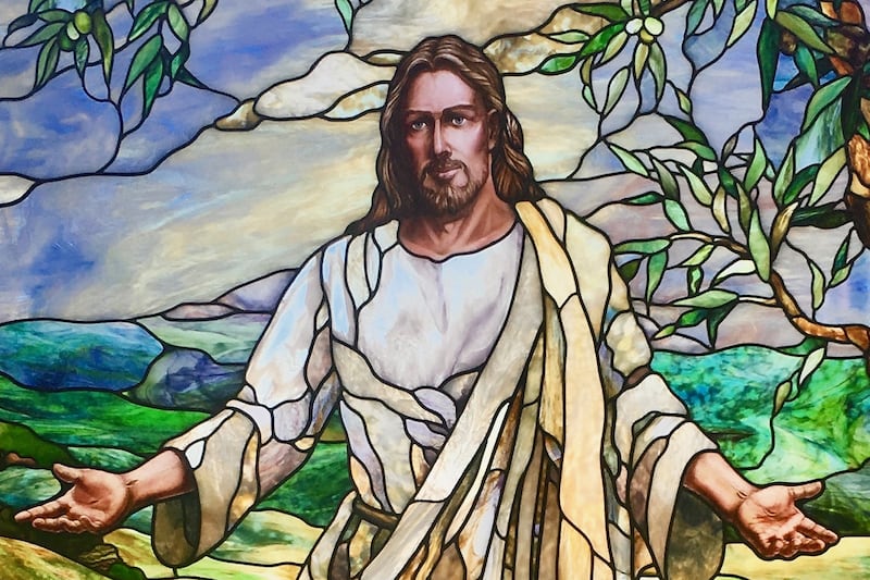 Imagen en vitrales del Salvador Jesucristo en el Templo de París, Francia.